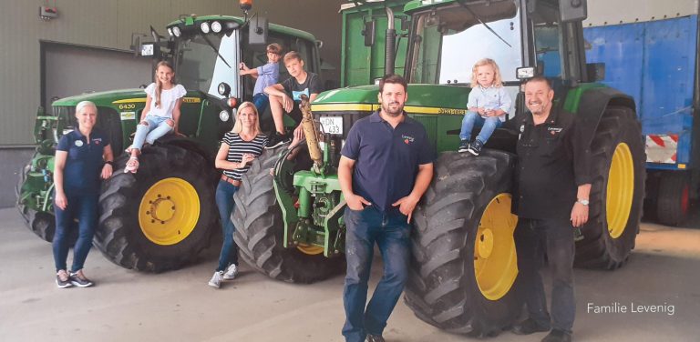 Bild Familie Levenig mit Traktor 768x376